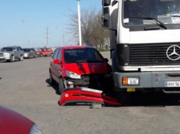 В Мариуполе на автозаправке "Хюндай" столкнулся с грузовиком (ФОТО)