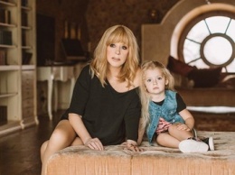 "Вот на кого Лиза похожа": поклонники нашли сходство дочери Пугачевой с ее мамой (фото)