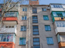 В Днепре на улице Новоорловской разрушается подъезд жилого дома