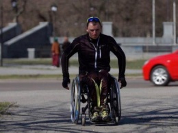 Ямы, высокие бордюры и неприспособленный транспорт: паралимпиец Яровой вместе с тренером показали Николаев глазами "колясочника"