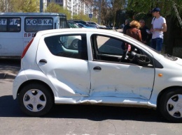 На Котовского в Одессе огромный джип протаранил маленькую женскую машинку (ФОТО)