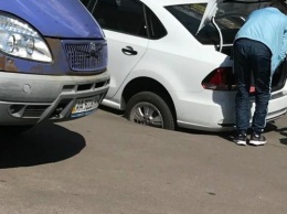 В Киеве машина провалилась под асфальт на парковке