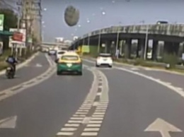 В Таиланде "НЛО" упало перед машиной (видео)