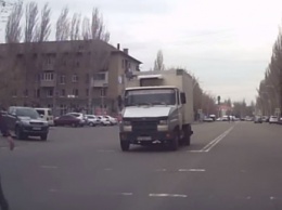 "Чудеса" маневра в центре города показал водитель на "крутом" джипе (видео)