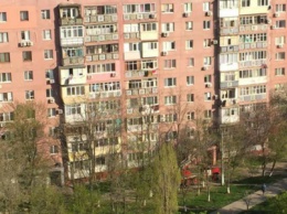 Под Одессой женщина выпала из окна многоэтажки и зацепилась за спутниковую антенну (ФОТО)