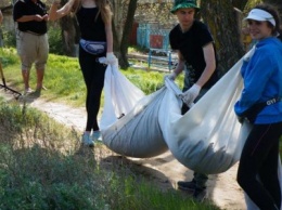 Школьники со всей Украины в международный День земли убирали николаевский пляж "Чайка", - ФОТО