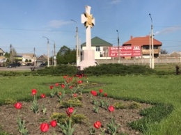 Коммунальщики рассказали, как клумбу на выезде из города украсить собираются (фото)