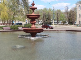 В Мирнограде открывают сезон фонтанов (реакция местных жителей ужасает)