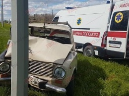 В Бердянске «Жигули» врезались в столб - водитель попал в больницу