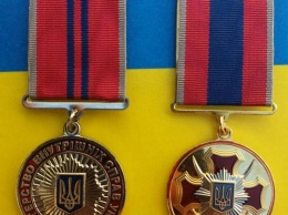 Геническим полицеским вручили медали и знаки отличия