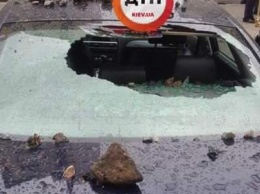 Масштабный прорыв трубы в Киеве: асфальтом побило несколько авто