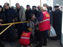 В очереди на КПВВ "Марьинка" женщины теряли сознание: "скорую" вызывали дважды