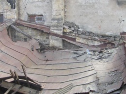 Отчаянные одесситы забрались на крышу дома Гоголя и показали настоящий треш (ФОТО)