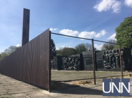 Накануне демонтажа Монумент славы во Львове обнесли забором