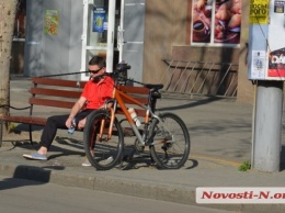 На Соборной под колесами иномарки оказался велосипедист, образовалась большая автомобильная пробка