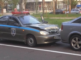 В центре Николаева машина службы охраны врезалась в Opel