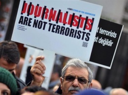 В Турции 14 журналистов оппозиционной газеты приговорили к 2-7 годам тюрьмы