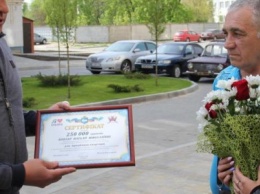 Мэр Кременчуга вручил Наталье Кобзарь сертификат на 250 000 гривен и зашел в гости в ее новую квартиру