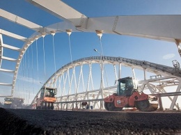 Строители завершили укладку дорожного покрытия моста в Крым