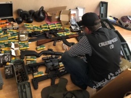 Одесситы в своей квартире организовали оружейный цех (фото)