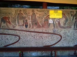 В Судаке художественно оформленную остановку изуродовали расписанием автобусов(ФОТОФАКТ)