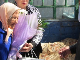 Криворожанке в ее 100-й День рождения вручили подарок от города - тысячу гривен (ФОТО)