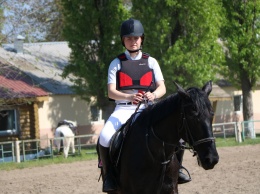 В Николаеве стартовал открытый чемпионат по конному спорту Николаевской области памяти Александра Зозули