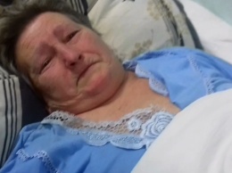 В Николаеве 66-летняя женщина, прикованная к постели, просит откликнуться родных: заботятся о ней только медики и соседи по палате