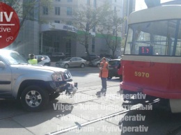 В Киеве столкнулись трамвай и авто