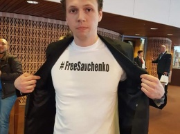 "Гибридная война": российские журналисты пришли на сессию ПАСЕ в футболках "старой коллекции" FreeSavchenko