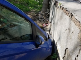 В Одессе автомобиль сам съехал со склона (ФОТО)