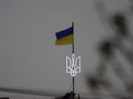 В Покровске на крыше многоэтажки появился светящийся герб Украины