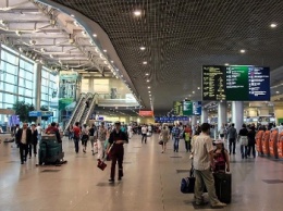 В московских аэропортах запретили сидеть на полу и лежать на сиденьях