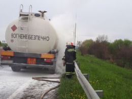 Автоцистерна с бензином загорелась прямо во время движения на трассе Киев-Чоп