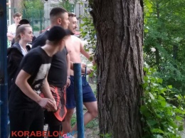 В Николаеве парень ударил женщину, вставшую на защиту дочери, по лицу