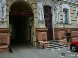 В центре Одессы обрушился карниз памятника архитектуры. Фото