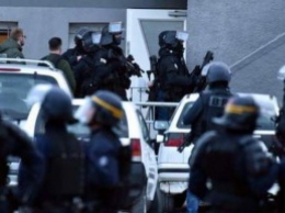 Во Франции вооруженный мужчина забаррикадировался в отеле