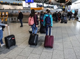 В аэропортах Москвы запретили сидеть на полу и лежать на сидениях