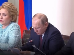 «Как курица лапой»: Путин не смог разобрать свой почерк