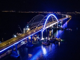 Строители провели тестовое включение ночной подсветки Крымского моста