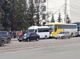 В российском Челябинске ветеранов на машинах похоронного бюро привезли к Вечному огню