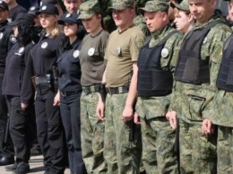 Сотрудники полиции усиливаются для охраны Славянска в праздничные дни