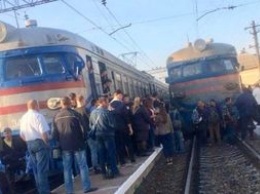 Требовали добавить два вагона к электичке: толпа злых пассажиров вышла на рельсы на львовской ж/д станции и заблокировала движение поездов