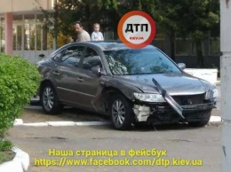 На Борщаговке неуправляемый автомобиль вылетел на территорию школы (ФОТО)