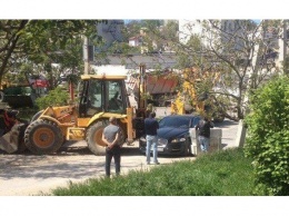 Неравный бой: в Севастополе экскаватор "впечатал" Jaguar в бетонные блоки