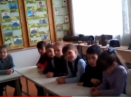 "Одебиливают детей и вбивают им в головы ахинею": сеть взорвало видео "патриотического" урока в Макеевке