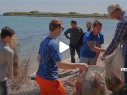 В Керчи студенты-экологи очистили берег от мусора