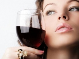 Названы три самых губительных для женщин алкогольных напитка