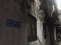 В Китае муж отрубил голову своей жене и по людной улице отнес ее на свалку