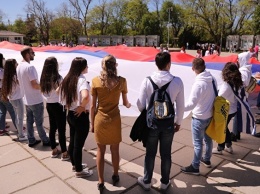 На фестивале "Крымский маяк" развернули 50-метровый флаг России